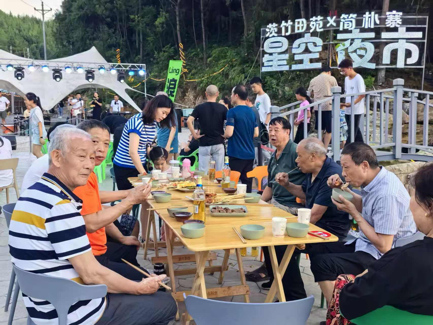 星空夜市，乡村美食盛宴。应艳丽  摄